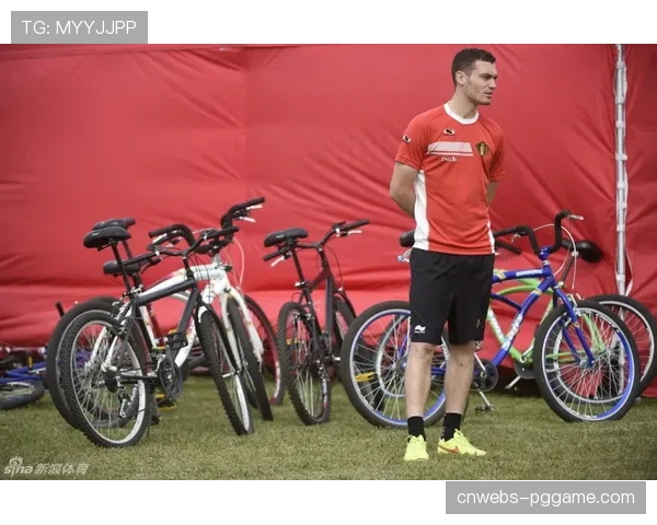 动态：曼联训练课重点演练边锋与中场在肋部的撞墙配合